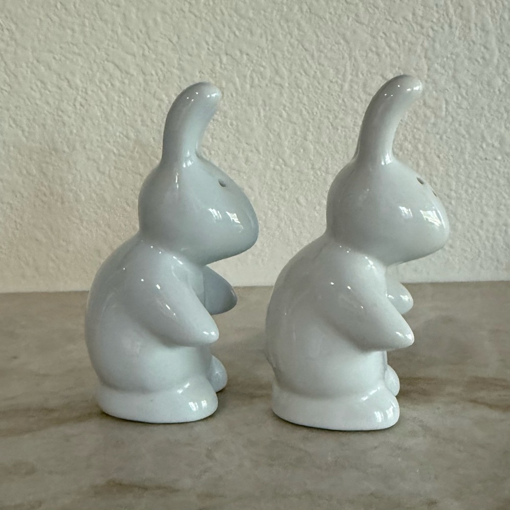 🐰🐰 White Ceramic Bunny Rabbit Salt and Pepper Shakers 🐇🐇 - Picture 2 of 8